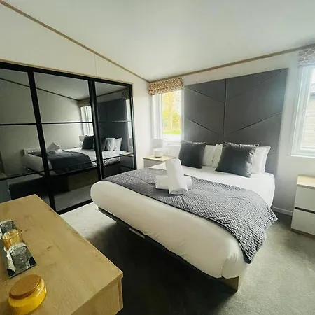 Mulberry With Hot Tub בית נופש